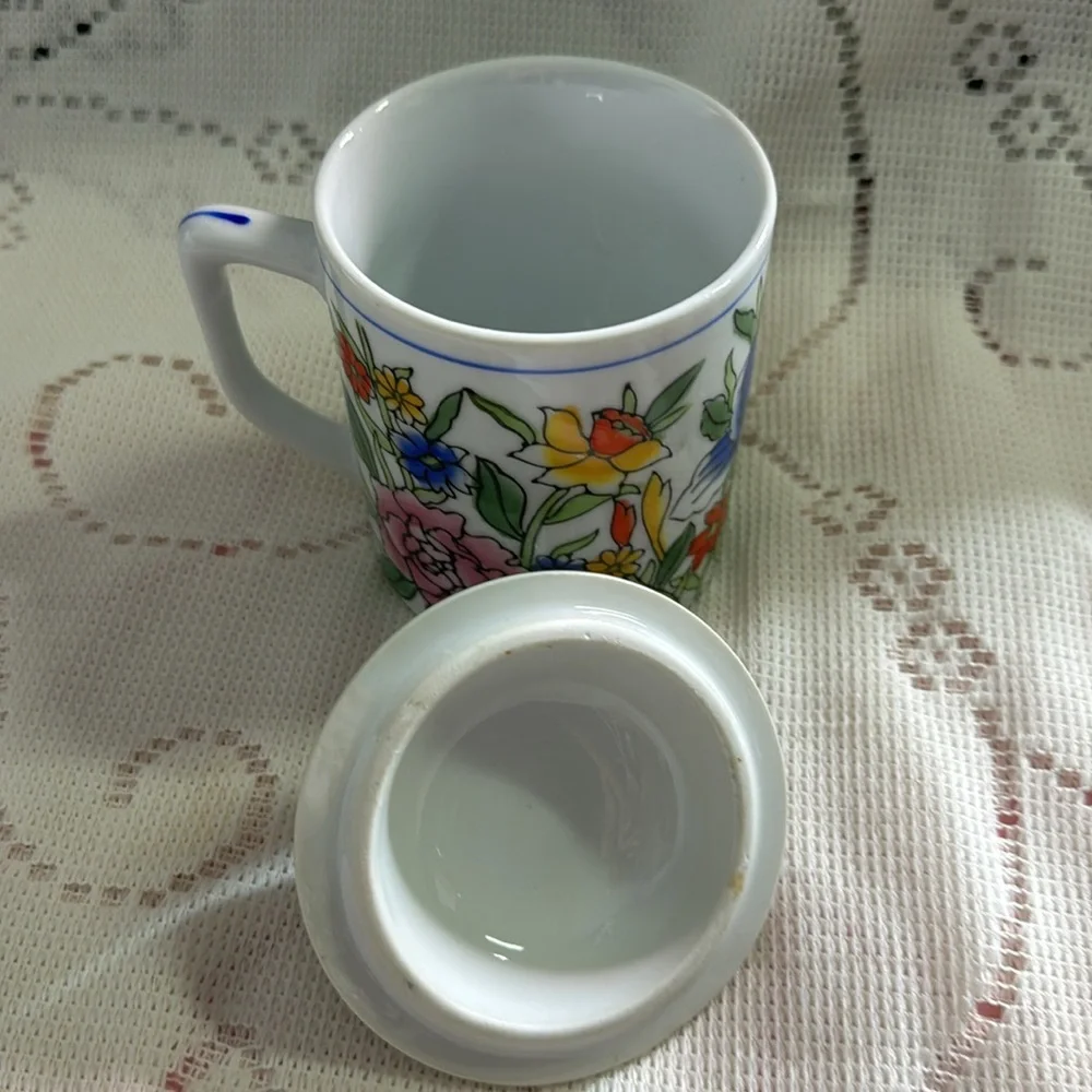 Early 1990s Williams-Sonoma Chinese Porcelain Style Lidded Mugs